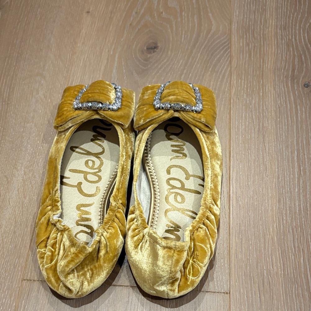 Sam Edelman Girls Size 2 Gold Velvet Slippers.